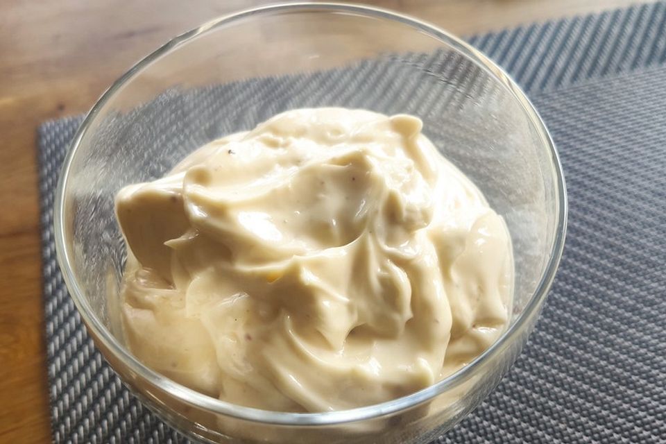 Mayonnaise mit dem Pürierstab hergestellt