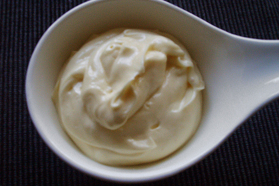 Mayonnaise mit dem Pürierstab hergestellt