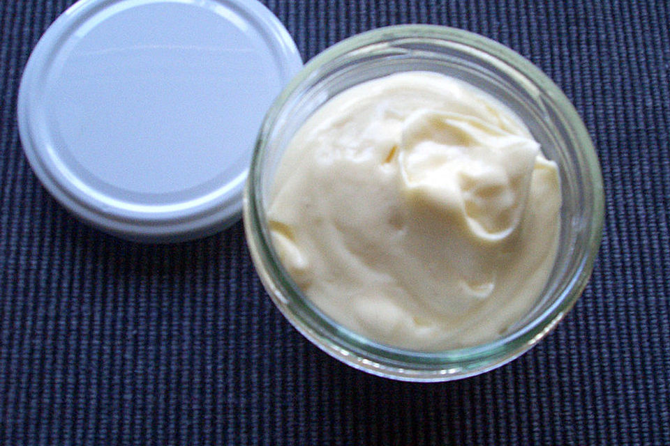 Mayonnaise mit dem Pürierstab hergestellt