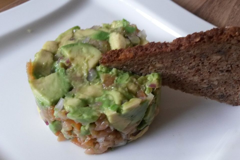 Avocado mit Räucherlachs als Vorspeise