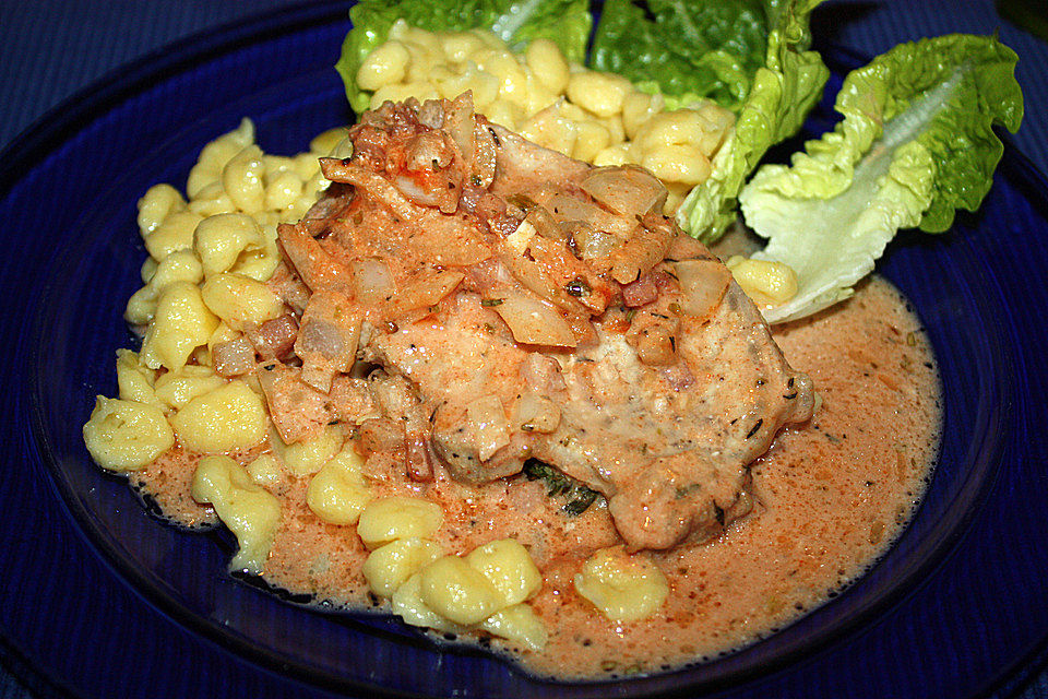 Schnitzel in pikanter Tomaten - Sahne - Sauce