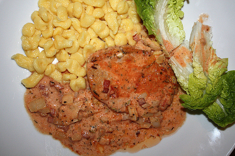 Schnitzel in pikanter Tomaten - Sahne - Sauce