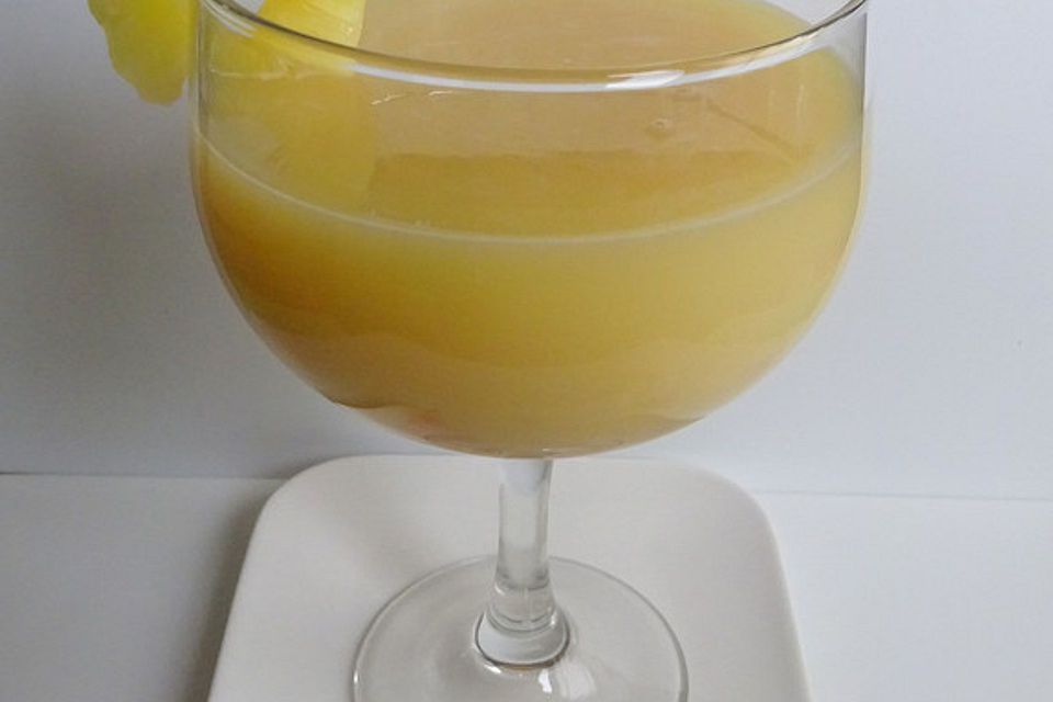 Eierlikörbowle mit Ananas und Mango