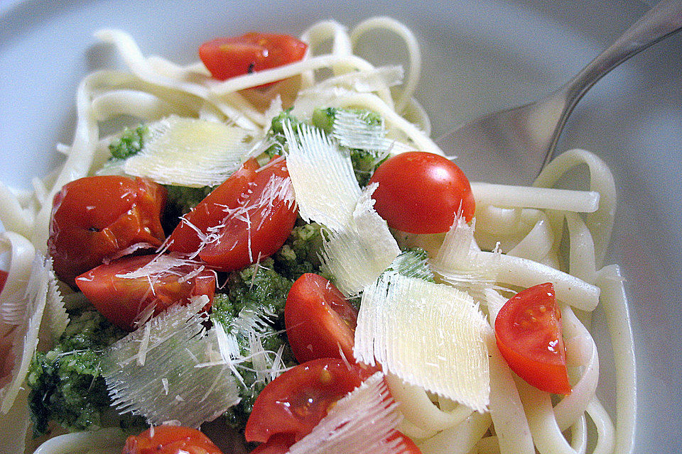 Penne mit Rucolapesto, Tomaten und Feta