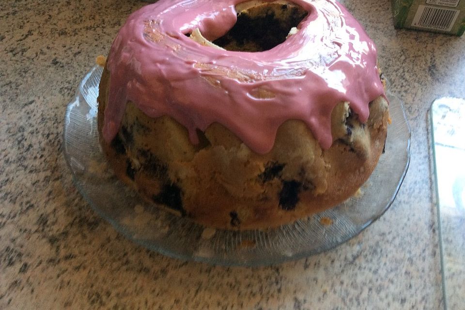 Rührkuchen mit Blaubeeren und weißer Schokolade