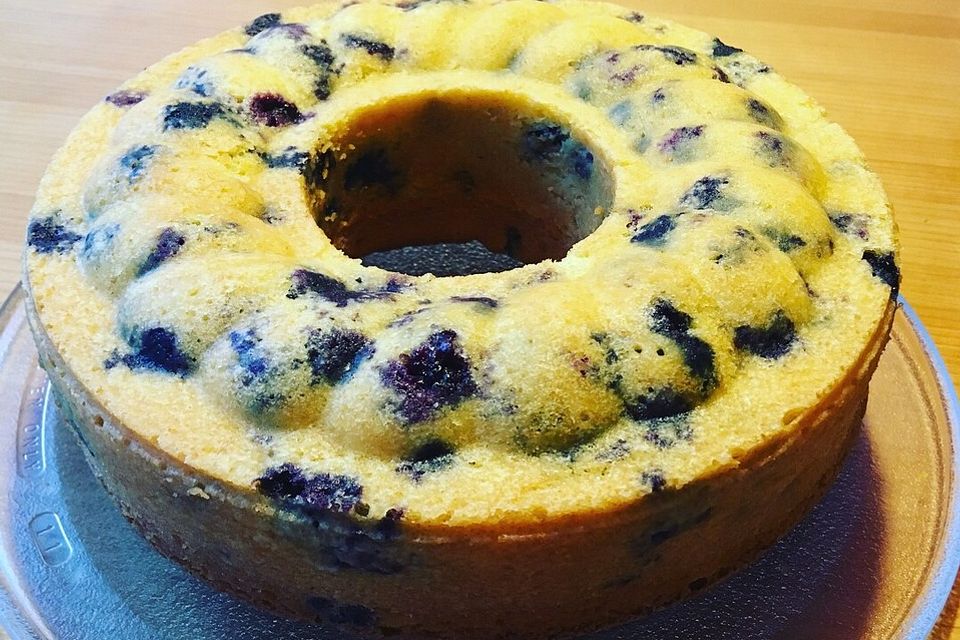 Rührkuchen mit Blaubeeren und weißer Schokolade