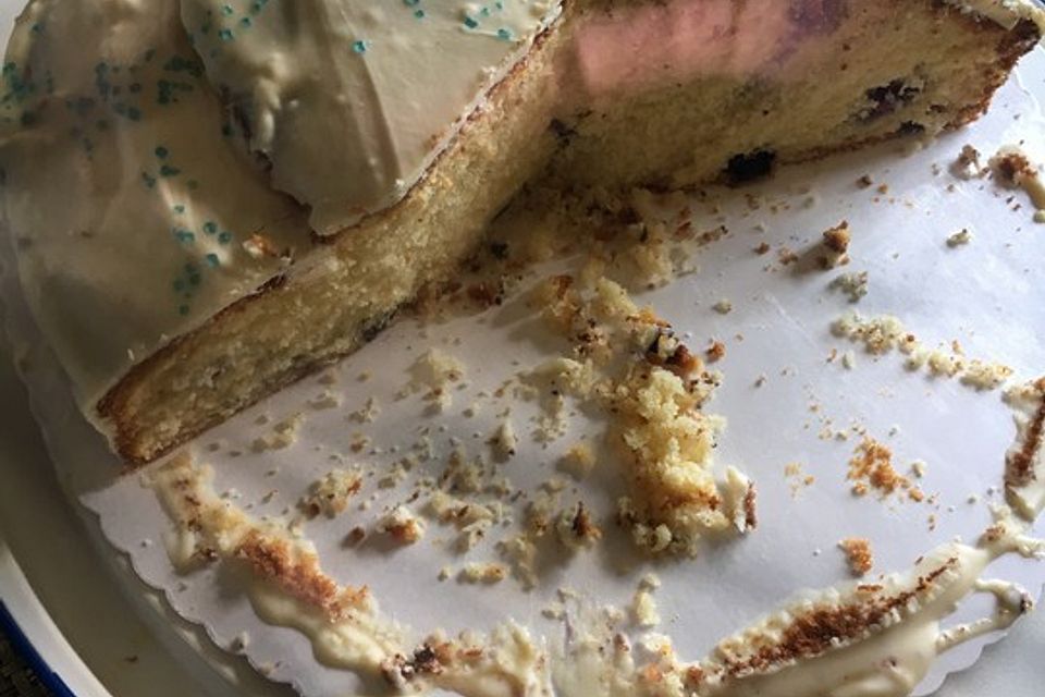 Rührkuchen mit Blaubeeren und weißer Schokolade