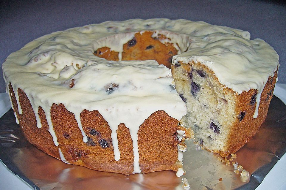 Rührkuchen mit Blaubeeren und weißer Schokolade