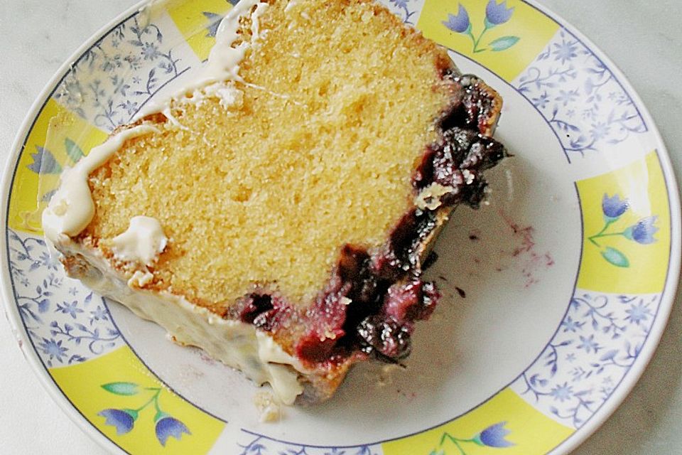 Rührkuchen mit Blaubeeren und weißer Schokolade