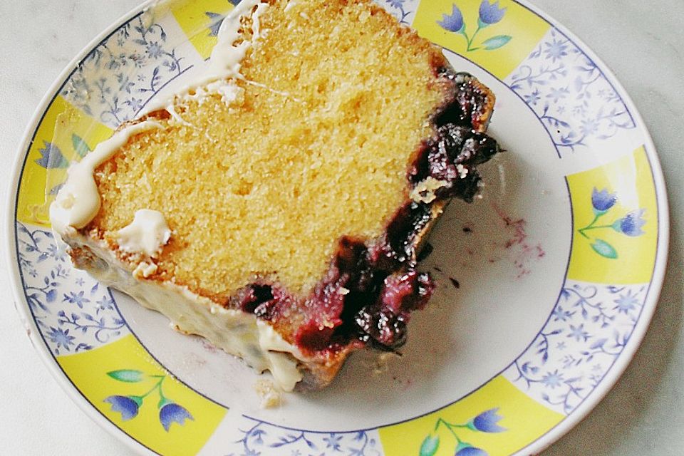 Rührkuchen mit Blaubeeren und weißer Schokolade