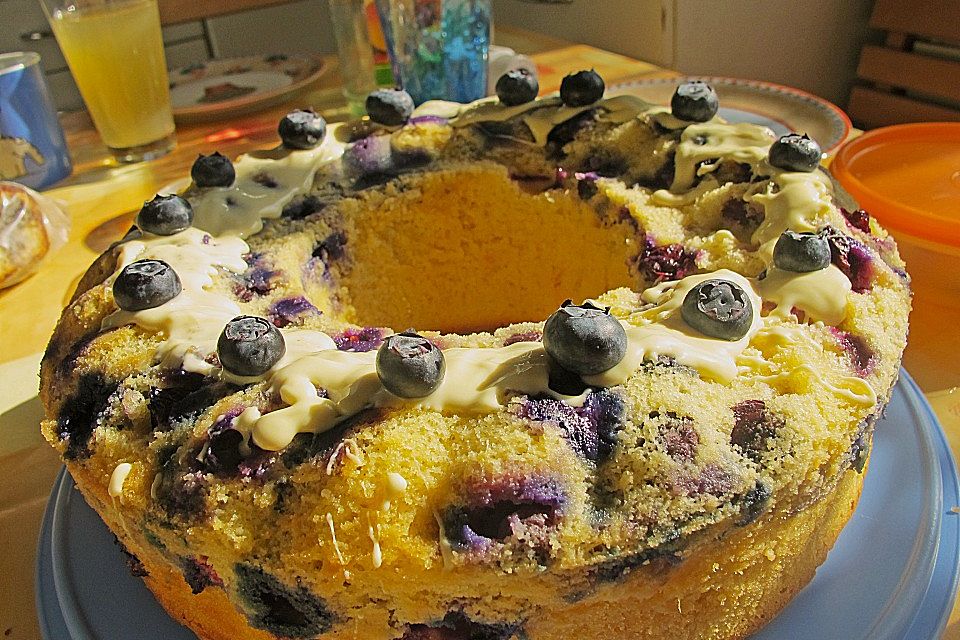 Rührkuchen mit Blaubeeren und weißer Schokolade