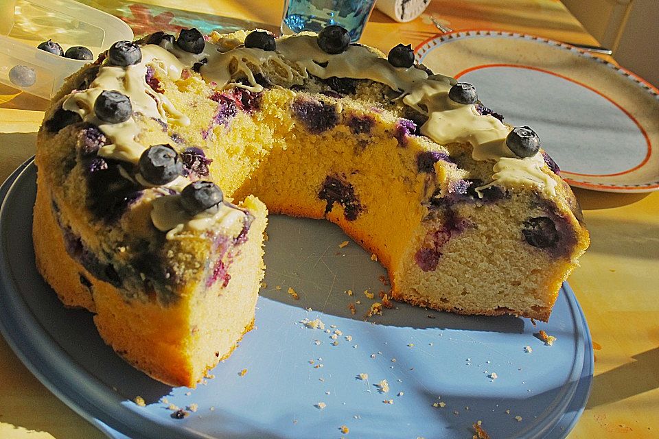 Rührkuchen mit Blaubeeren und weißer Schokolade