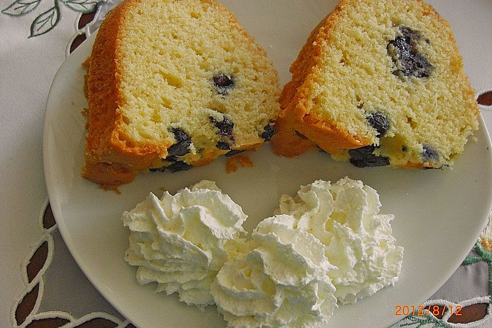 Rührkuchen mit Blaubeeren und weißer Schokolade