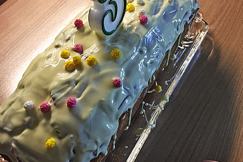 Rührkuchen mit Blaubeeren und weißer Schokolade