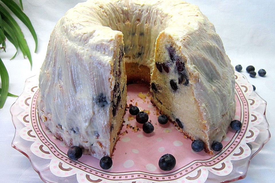 Rührkuchen mit Blaubeeren und weißer Schokolade