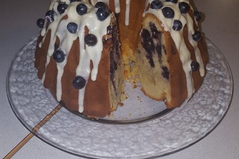 Rührkuchen mit Blaubeeren und weißer Schokolade