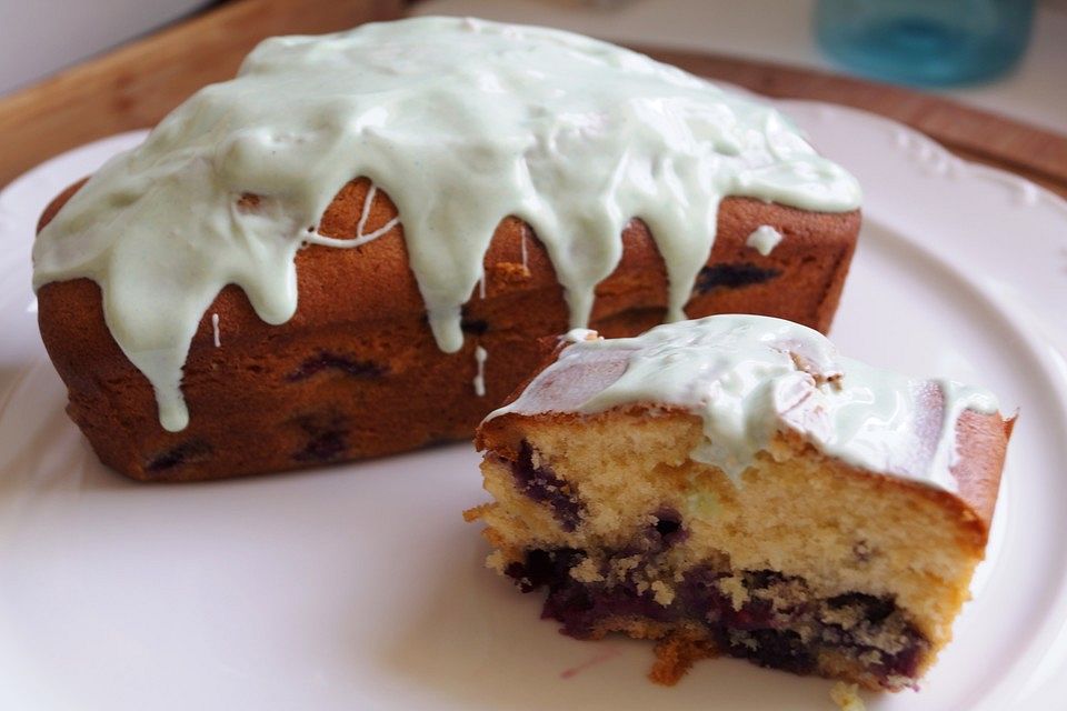 Rührkuchen mit Blaubeeren und weißer Schokolade