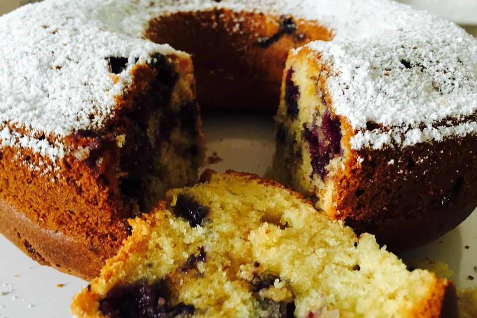 Rührkuchen mit Blaubeeren und weißer Schokolade