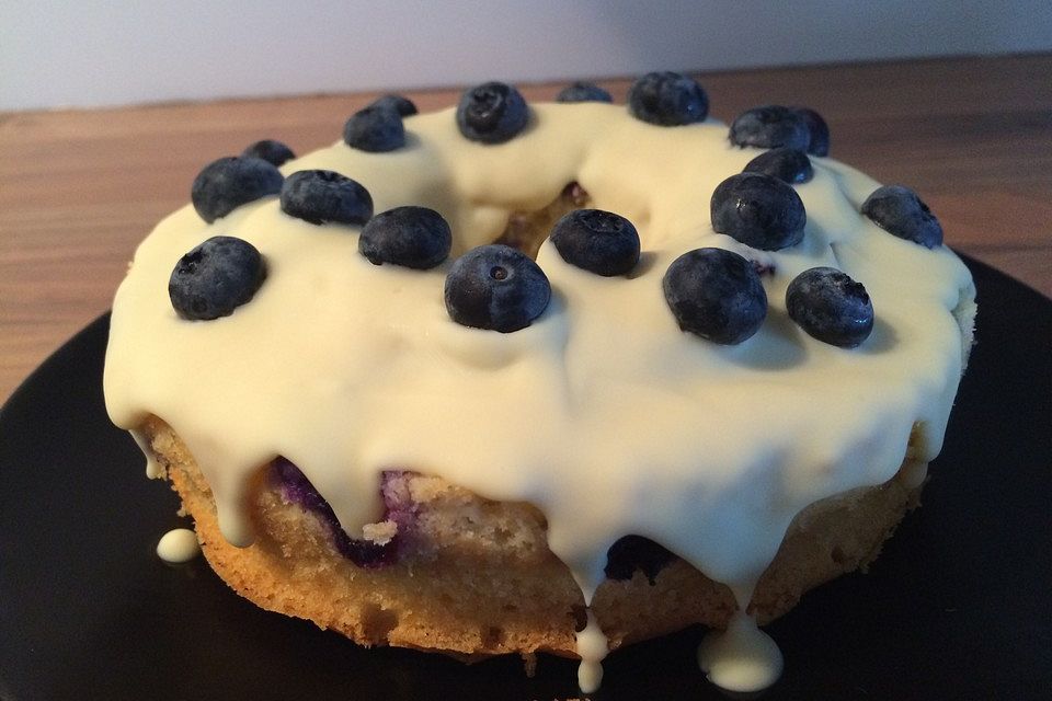 Rührkuchen mit Blaubeeren und weißer Schokolade