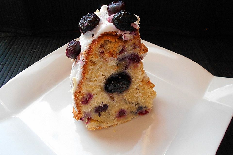 Rührkuchen mit Blaubeeren und weißer Schokolade