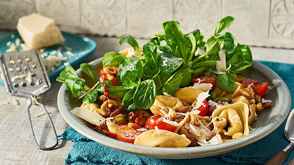 Tortellinisalat-mediterraner-Art
