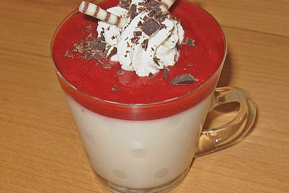 Kokos Panna Cotta mit Erdbeerpüree