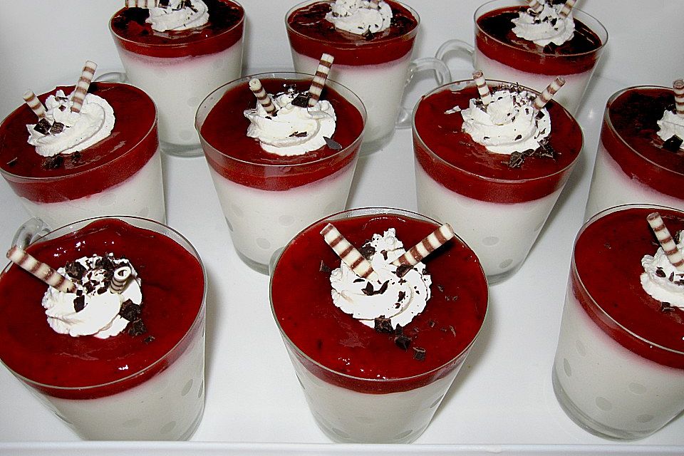 Kokos Panna Cotta mit Erdbeerpüree