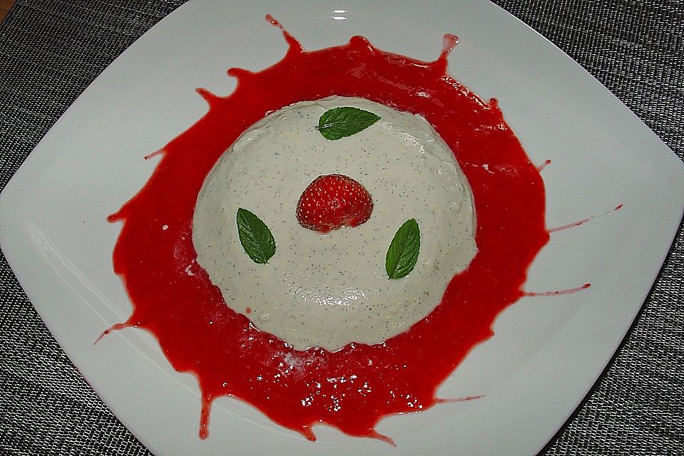 Kokos Panna Cotta mit Erdbeerpüree