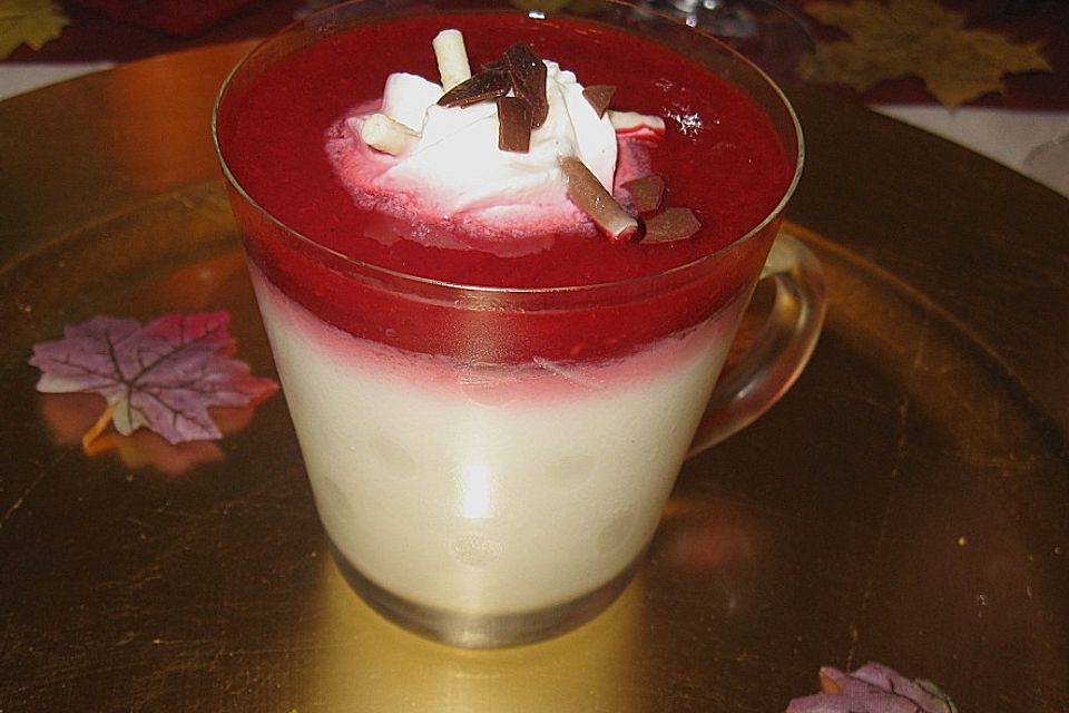 Kokos Panna Cotta mit Erdbeerpüree