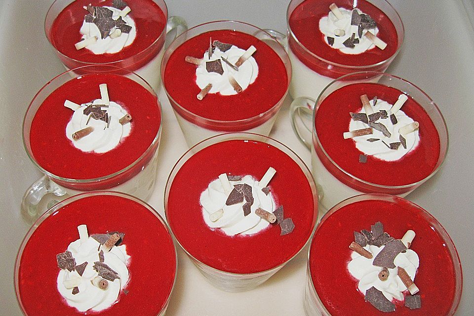 Kokos Panna Cotta mit Erdbeerpüree