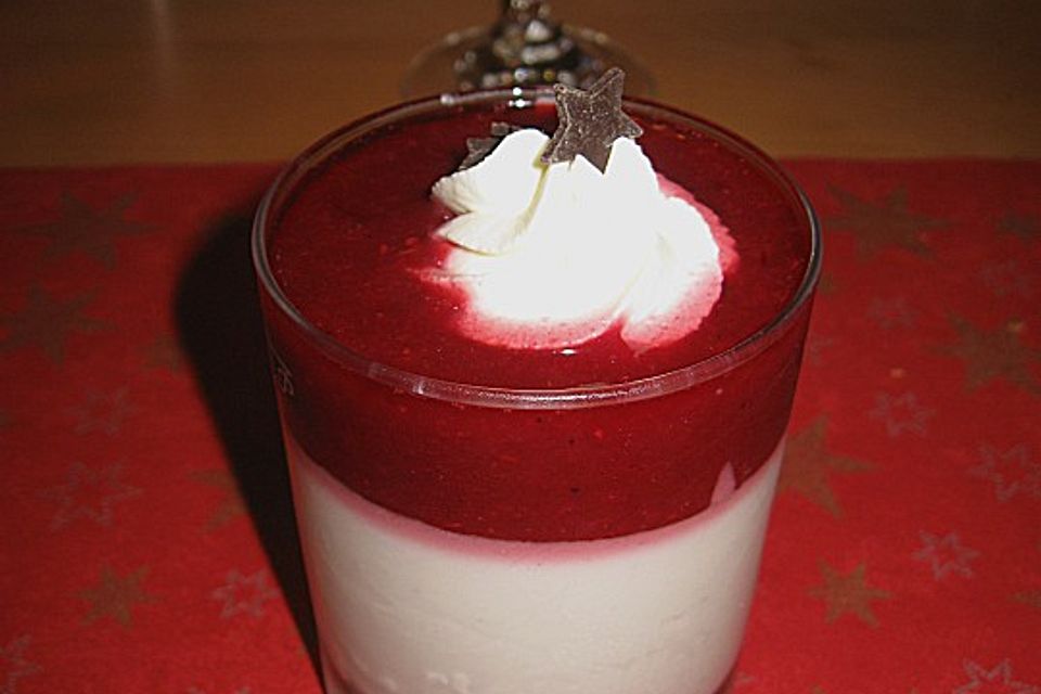 Kokos Panna Cotta mit Erdbeerpüree