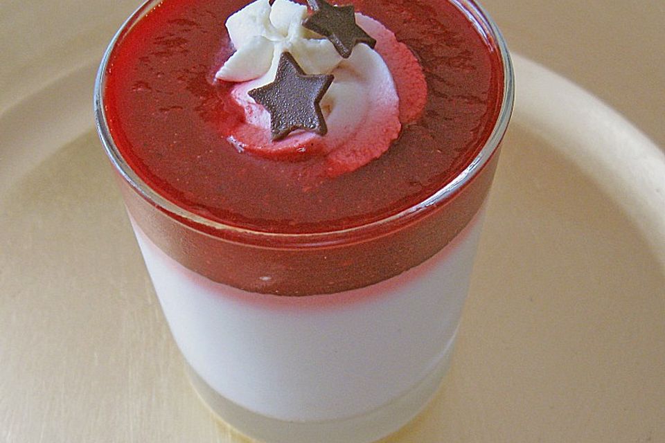 Kokos Panna Cotta mit Erdbeerpüree