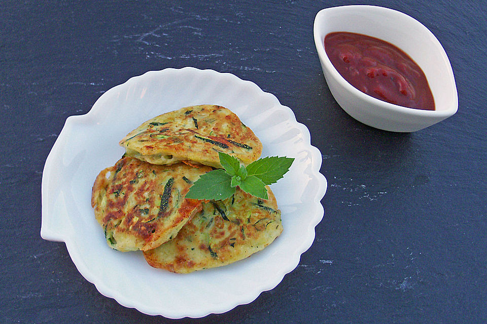 Zucchinipuffer mit griechischer Tomatensauce