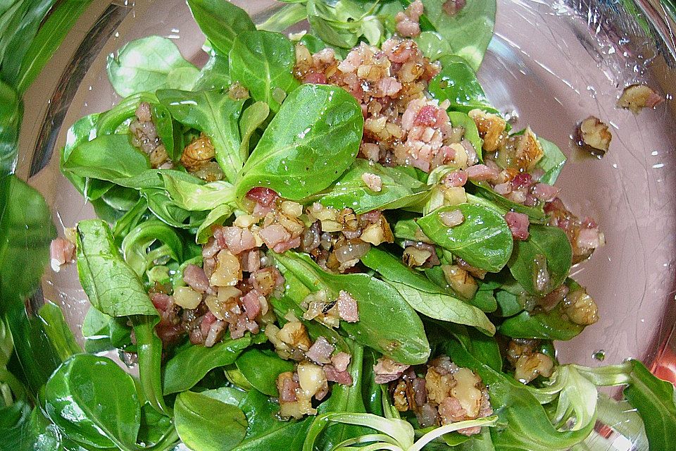 Feldsalat mit Speck und Nüssen