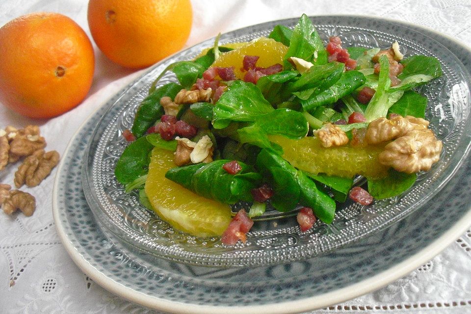 Feldsalat mit Speck und Nüssen