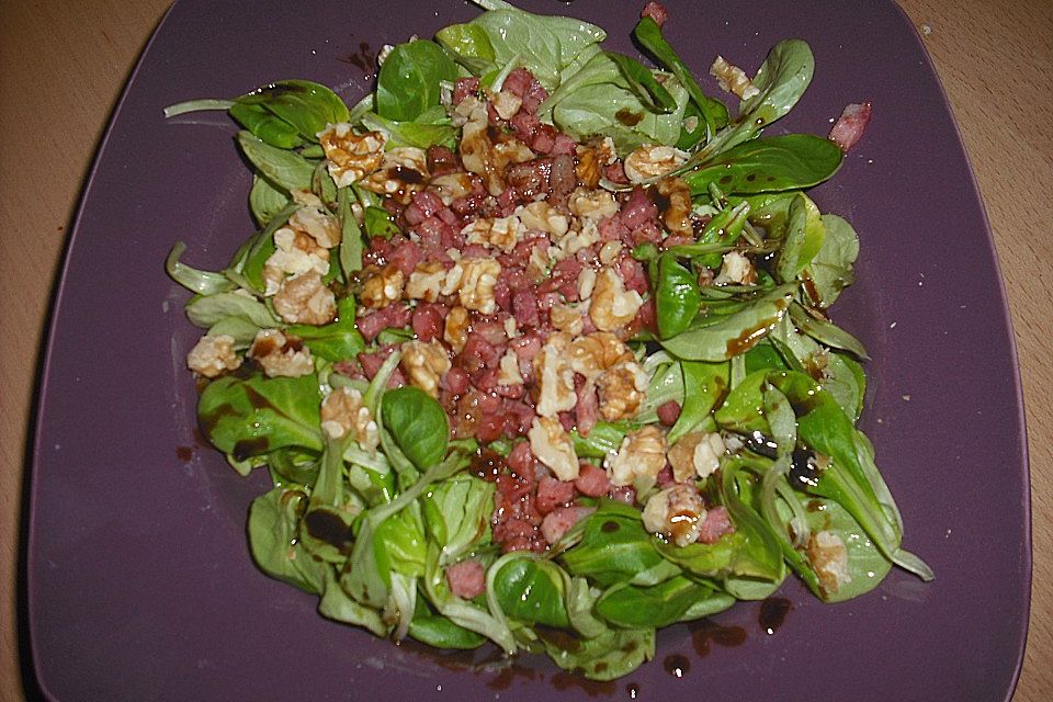 Feldsalat mit Speck und Nüssen