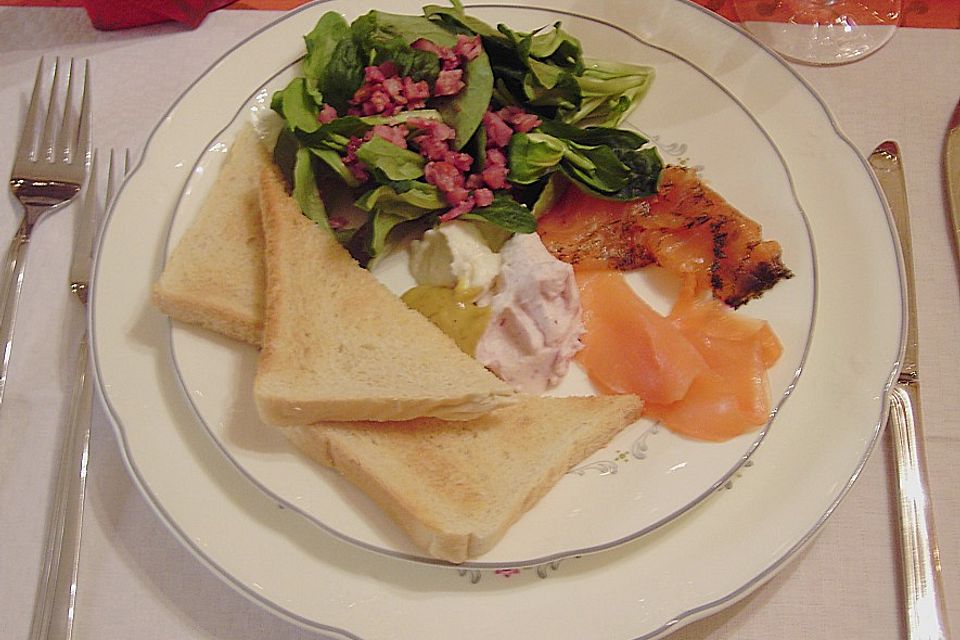 Feldsalat mit Speck und Nüssen