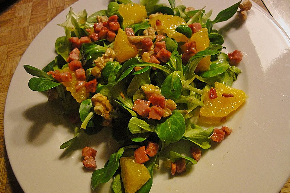 Feldsalat mit Speck und Nüssen