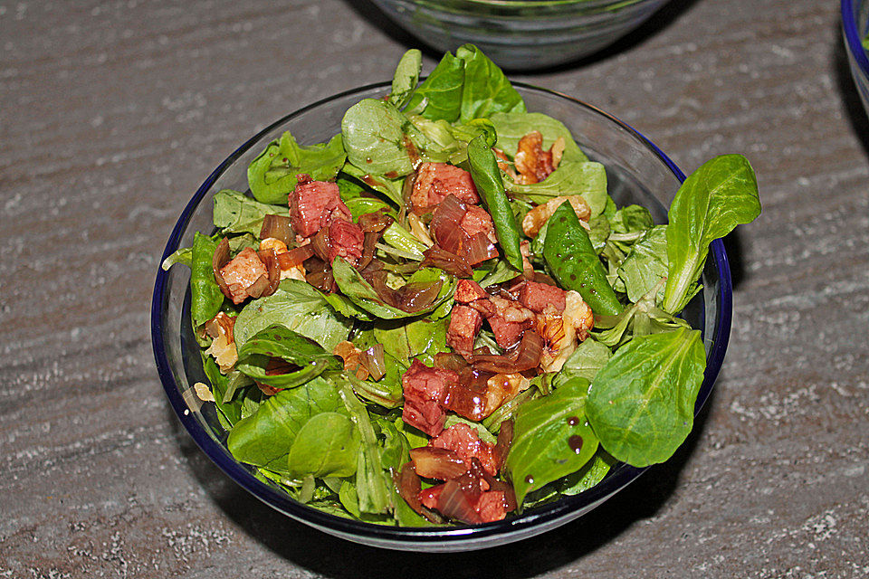 Feldsalat mit Speck und Nüssen