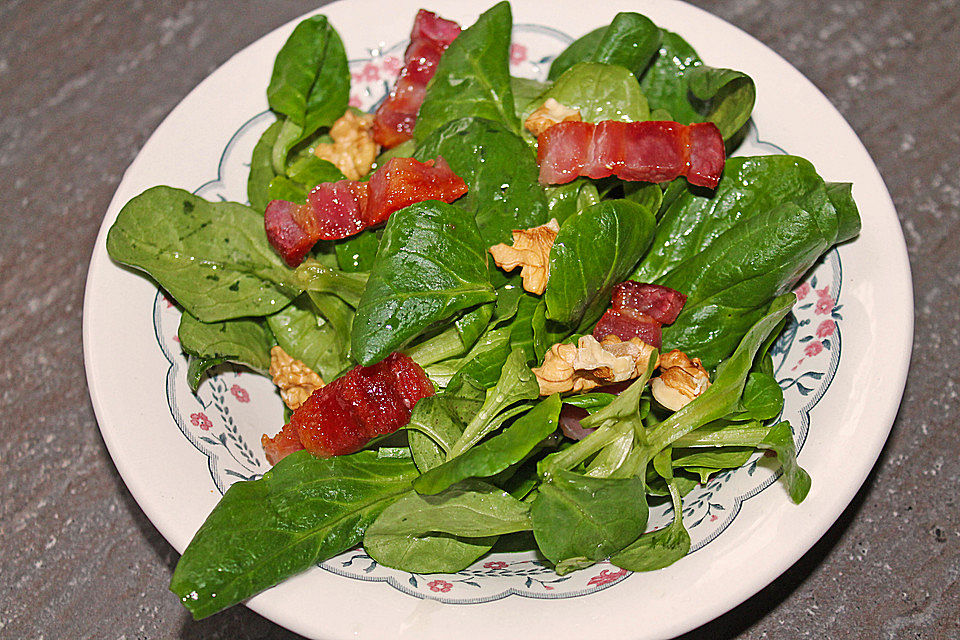 Feldsalat mit Speck und Nüssen