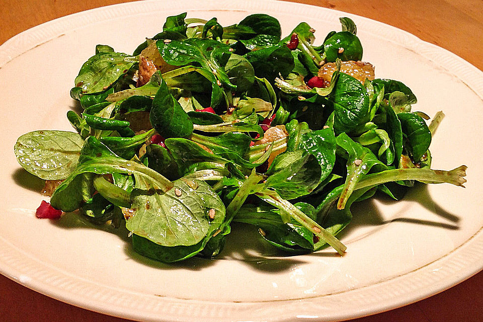 Feldsalat mit Speck und Nüssen