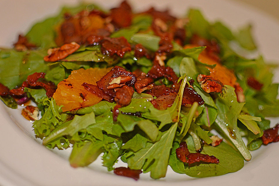 Feldsalat mit Speck und Nüssen