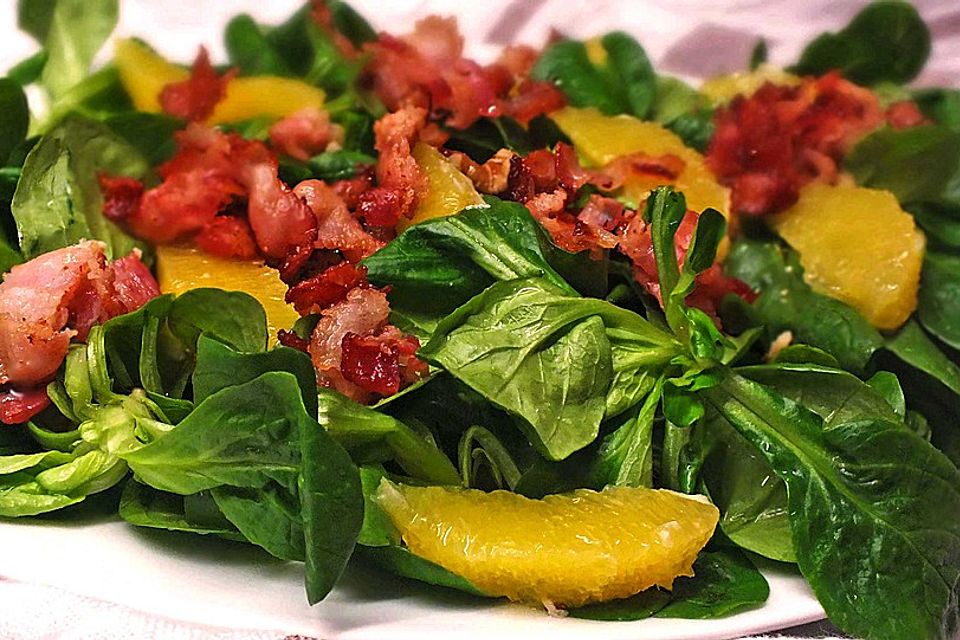 Feldsalat mit Speck und Nüssen