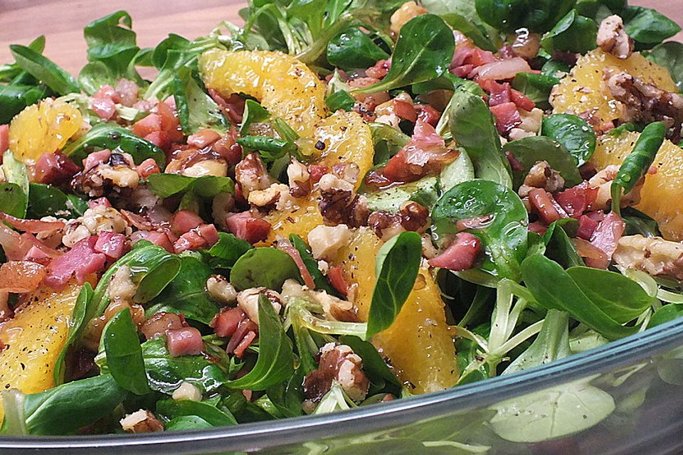 Feldsalat mit Speck und Nüssen