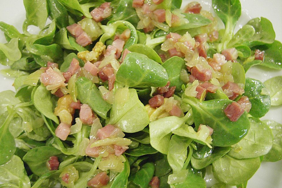 Feldsalat mit Speck und Nüssen