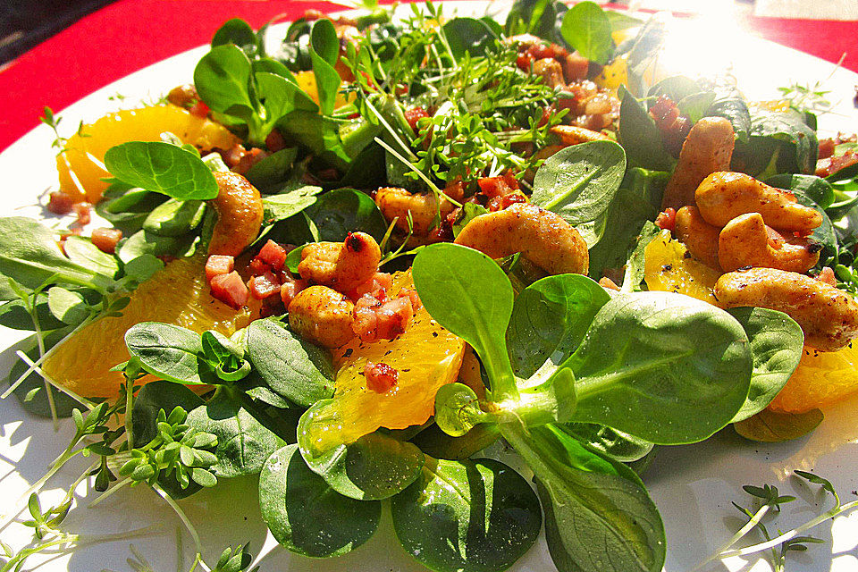 Feldsalat mit Speck und Nüssen