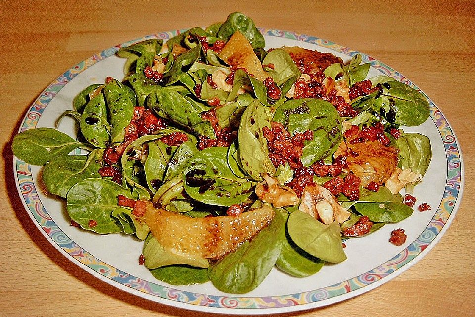 Feldsalat mit Speck und Nüssen