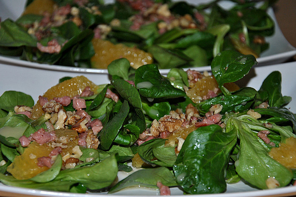 Feldsalat mit Speck und Nüssen