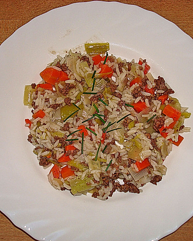 Porree-Topf mit Möhren und Reis