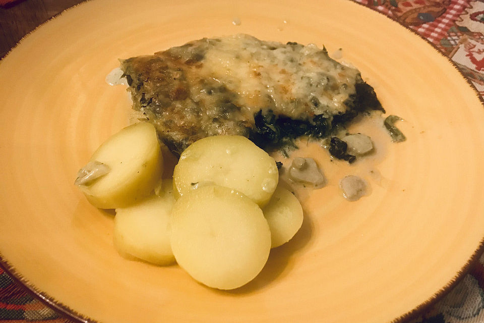 Blattspinat in Sahnesauce mit Käse überbacken